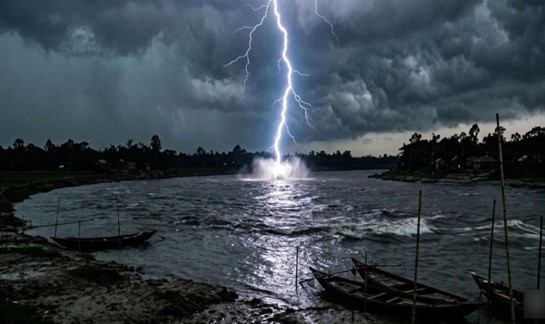 নদীতে মাছ ধরতে গিয়ে বজ্রপাতে জেলের মৃত্যু